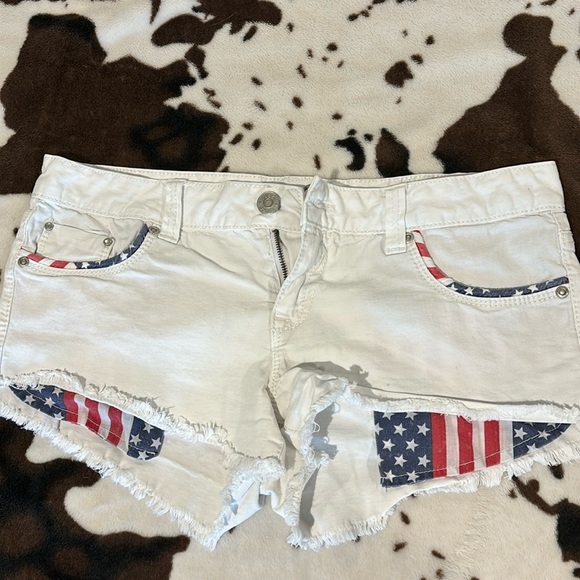 Rue 21 white patriotic shorts. - Picture 1 of 3